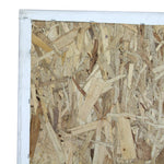 Close-up of a wooden OSB board featuring layers of pressed wood chips and strips, framed at the corner with a metallic edge. The vinyl cover of the SMAI Wall Padding - Plain White complements the natural, textured appearance of the wood in various shades of brown and tan.